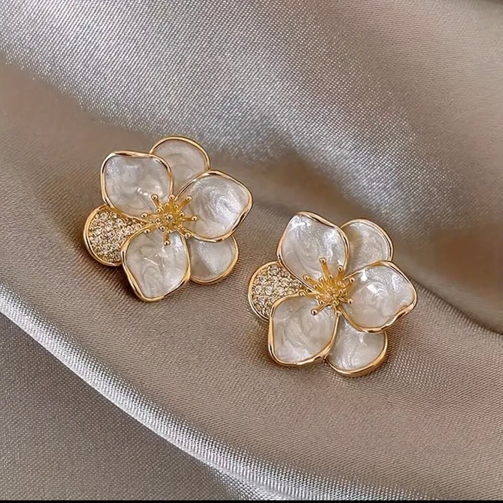 Earrings with leaf and flower design, bunch of cubic zirconia pearls